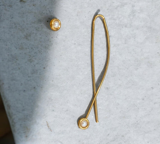 Mono Pearl Earring